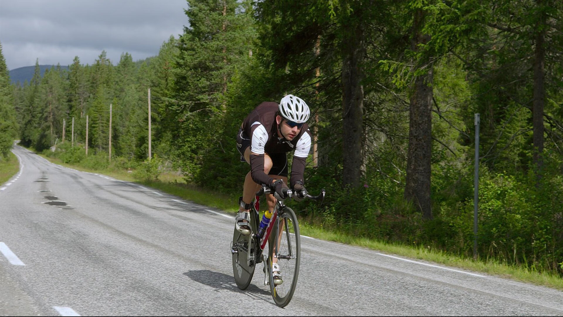 “华金·托比利亚的坚韧精神与防守技术,帮助美洲狮队巩固全球地位”